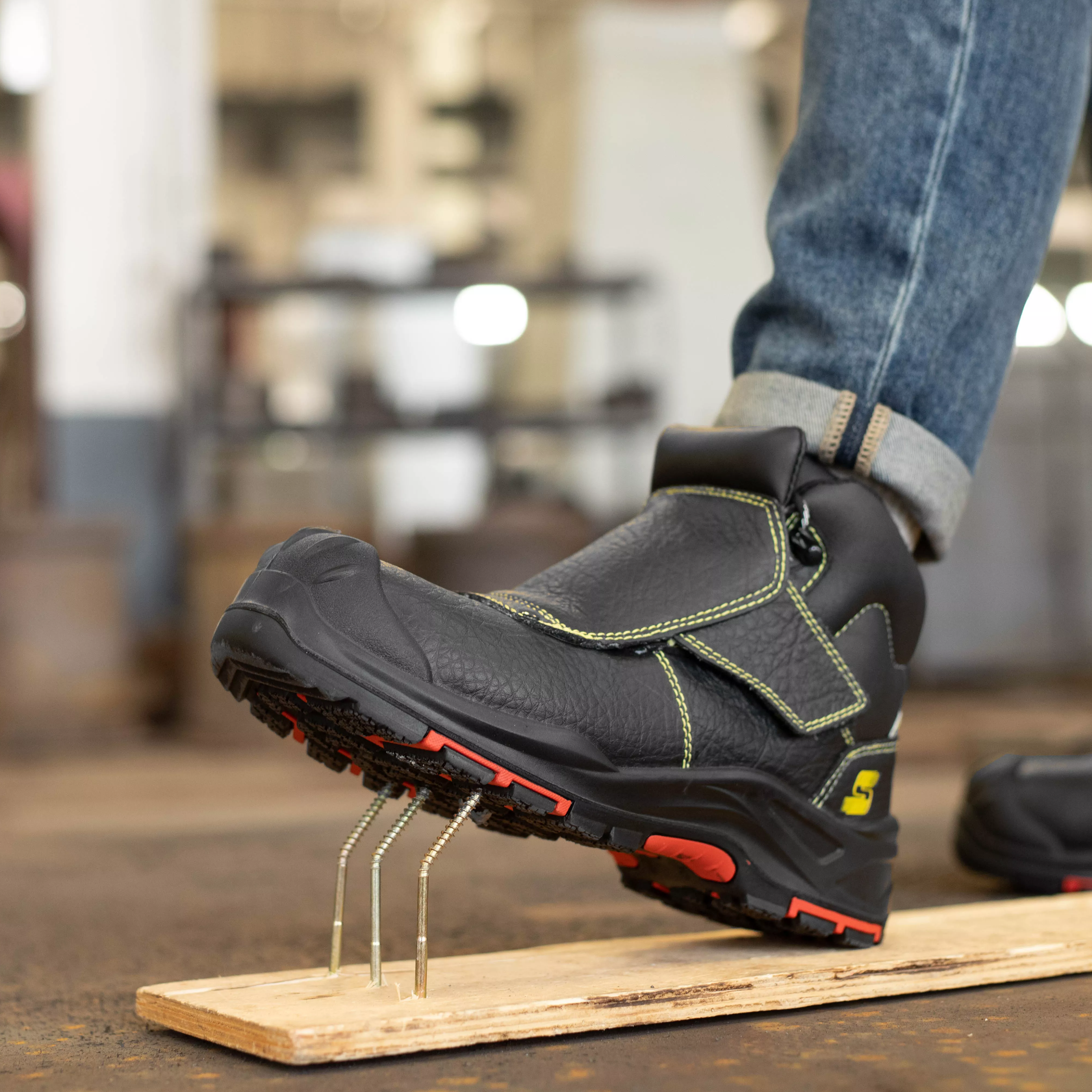 The Difference Between Heat-Resistant & Spark-Resistant Safety Shoes and Ordinary Safety Shoes